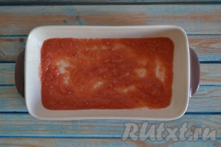 В форму для запекания выкладываем 1/3 часть приготовленной овощной заправки.
