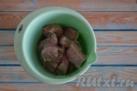 Выкладываем к овощному пюре мясо, предварительно вымытое, обсушенное салфетками от излишней влаги и нарезанное на кусочки.
