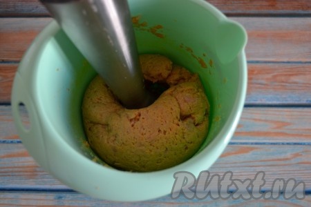 Добавляем соль, душистый перец и перетираем блендером в однородную массу. Фарш для мясных шариков готов.
