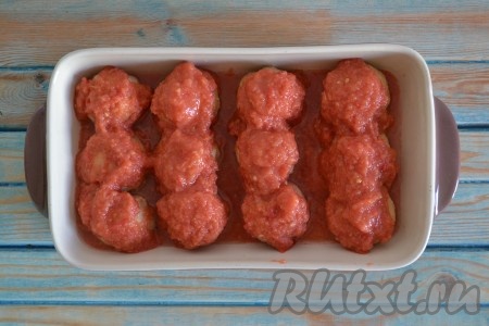 Сверху на мясные шарики выкладываем оставшуюся овощную заправку. И отправляем в разогретую духовку.
