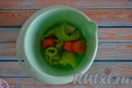 Для приготовления овощной заправки очищаем и нарезаем&nbsp;вторую половинку моркови, луковицу и очищенный от семян сладкий перец, выкладываем в чашу блендера.
