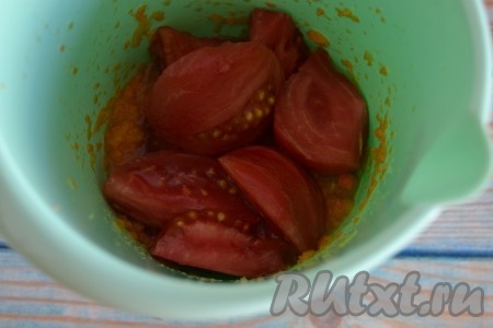 Добавляем к овощам в чашу блендера помидоры, предварительно очищенные от кожуры и нарезанные на кусочки.
