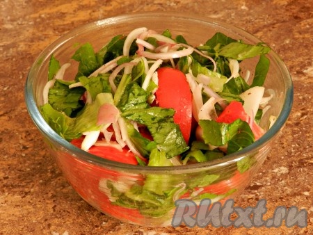 Сложить все в салатник, перемешать и сразу же подавать.
