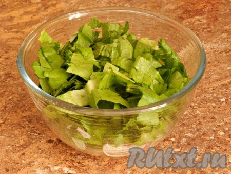 Листья салата нарвать руками или нарезать.
