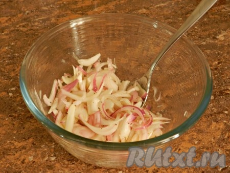 Лук полить лимонным соком и маслом, посолить, поперчить и оставить на 5-10 минут.
