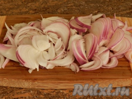 Как можно тоньше, нарезать лук.

