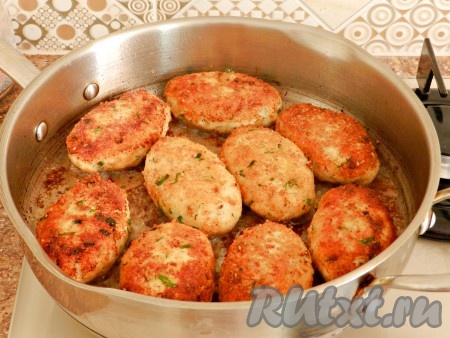 Затем перевернуть и обжарить с другой стороны. Обжаренные курино-картофельные котлеты накрыть крышкой и довести до готовности на минимальном огне в течение 15-20 минут. Можно подлить в сковороду немного воды.
