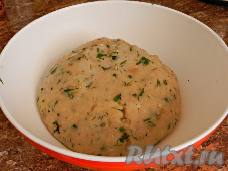 Фарш тщательно вымесить и отбить в миске. Накрыть полотенцем, оставить минут на 20.