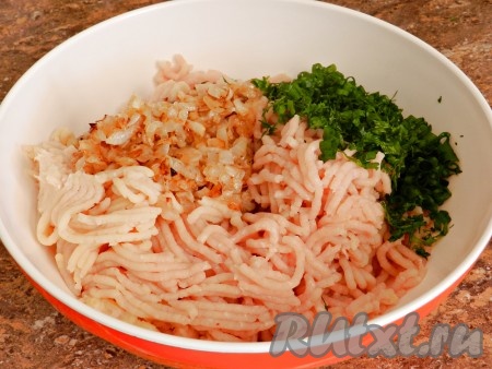 Добавить обжаренный лук, мелко нарезанную зелень, соль и перец по вкусу.
