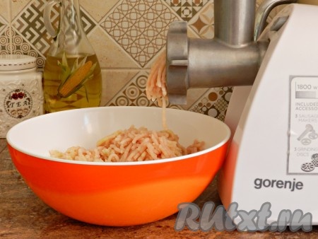 Пропустить через мясорубку куриное мясо вместе  с картофелем и чесноком.