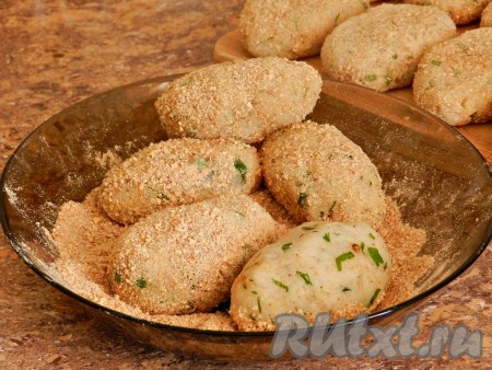 Затем сформовать из фарша котлеты, обвалять в панировочных сухарях.