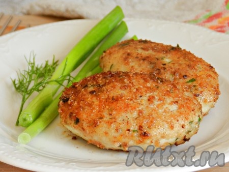 Вкусные и сочные куриные котлеты с картошкой готовы.