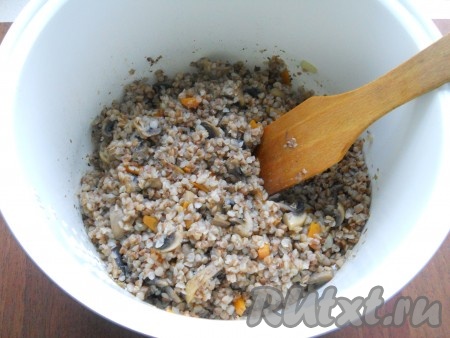 Выставить программу мультиварки "Каша" или "Гречка" на 45 минут. Готовую гречневую кашу с грибами перемешать.
