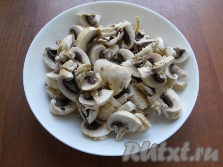 Шампиньоны нарезать на 6-8 частей.

