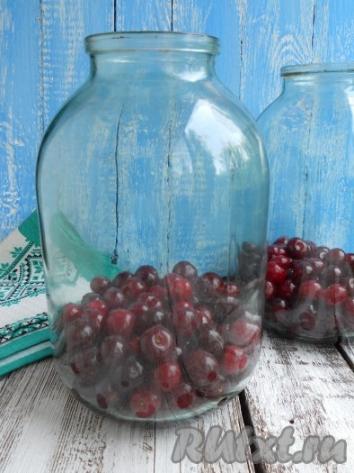 Поместить вишню с косточками в подготовленную 3-х литровую банку.