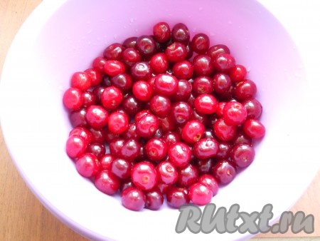 Трёхлитровую банку простерилизовать (я простерилизовала над паром). Крышку, которой в дальнейшем будете закатывать банку, прокипятить в течение 3-4 минут с момента закипания воды. Вишню хорошо вымыть, удалить веточки.