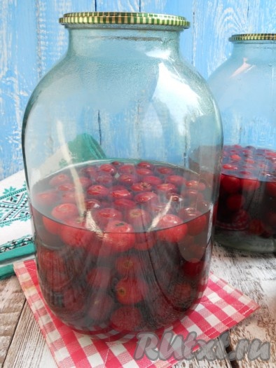 Заполнить банку до половины кипящей водой. Аккуратно банку потрясти, чтобы сахар максимально растворился. Накрыть банку крышкой и оставить на 40 минут.