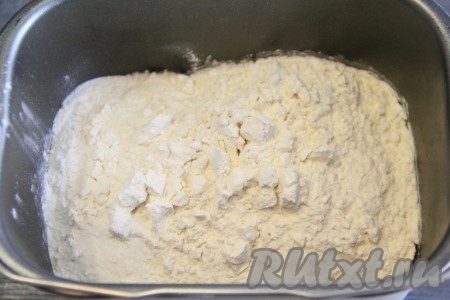 Затем всыпать муку и соль, выставить режим хлебопечки "Замес теста", он у меня занимает 1,5 часа.
