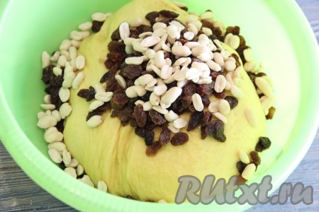 Готовое дрожжевое тесто для булочек хорошо обмять, добавить орехи и изюм.&nbsp;
