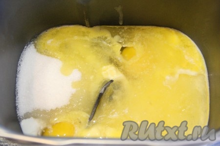  Далее добавить сахар, ванильный сахар и растопленное сливочное масло.