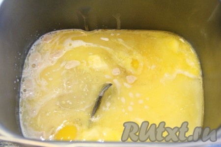 Затем добавить подошедшие дрожжи, имбирь и куркуму.