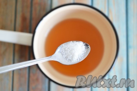 Всыпаем сахар, лимонную кислоту и продолжаем варить на небольшом огне еще 5 минут.
