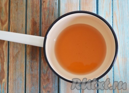 Процеживаем вишневый отвар. 