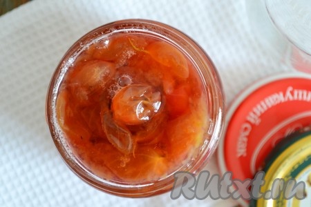 Раскладываем горячее варенье по баночкам, закатываем и переворачиваем вверх дном.
