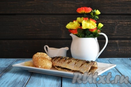 Ароматная, с нежным вкусом скумбрия, запеченная с картофелем, готова.
