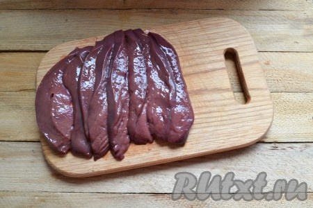 Свиную печень моем, удаляем прожилки, пленочку и нарезаем кусочками толщиной 1-1,5 см.
