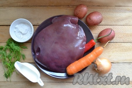 Подготовим все необходимые ингредиенты для приготовления свиной печени в мультиварке.
