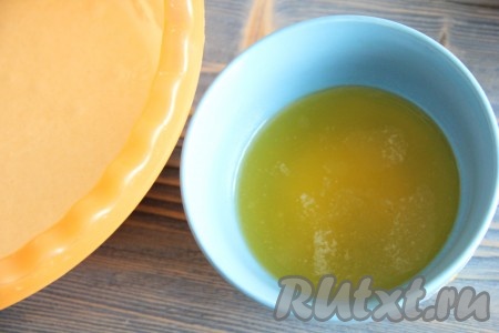 Сливочное масло растопить и слегка остудить.