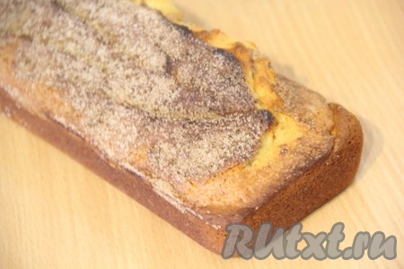 Поставить форму с тестом в разогретую духовку и выпекать при 200 градусах примерно 40 минут. Готовность проверить сухой зубочисткой. Готовый кекс с корицей слегка остудить, а затем достать из формы.