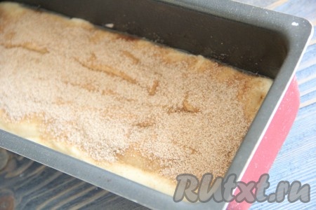 Присыпать тесто 1/2 сухой пряной смеси из сахара и корицы. 