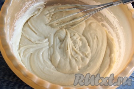 Хорошо перемешать тесто венчиком. Тесто получится гладким и однородным, в меру густым.
