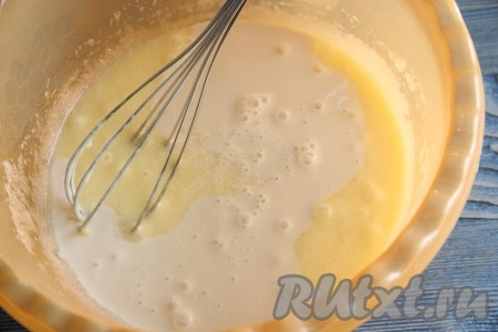 Всё перемешать венчиком, затем влить кефир и ещё раз тщательно перемешать.