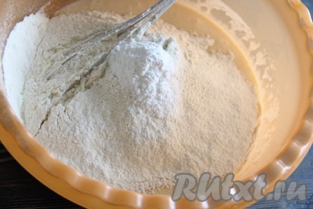 Далее всыпать просеянную муку, добавить соль, ваниль и разрыхлитель.