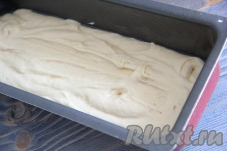 Форму для выпекания смазать растительным маслом. Я использовала прямоугольную форму для выпечки хлеба и кексов. Выложить 1/2 теста в форму.
