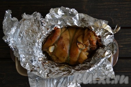 Затем открываем сверху фольгу и еще запекаем 10 минут.