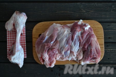 При необходимости горелкой удаляем имеющуюся шерсть на поверхности рульки и хорошо моем. С одной стороны рульки (там где ближе всего кость) делаем надрез и вырезаем кость, срезая мясо как можно ближе к косточке. Кость должна остаться практически голой.