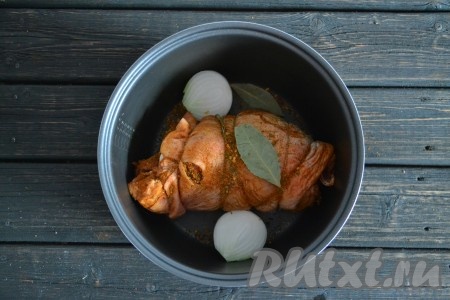 Выкладываем в кастрюлю или чашу мультиварки, добавив лавровый лист и очищенный лук.&nbsp;
