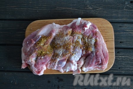 С внутренней и внешней стороны мясо хорошо натираем солью и приправами.
