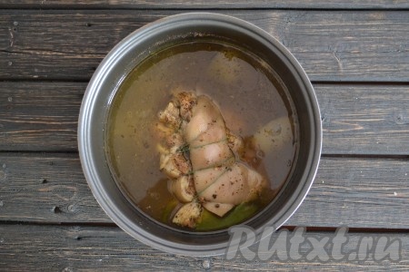 Если варите в кастрюле, то ставим на огонь, доводим до кипения, затем уменьшаем огонь до минимума,&nbsp;чтобы вода слабо продолжала кипеть, и варим до готовности, примерно 1,5 часа. Если готовите в мультиварке, то включаем её на функцию "Тушение" на 1,5 часа.
