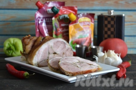 Перед подачей мясо необходимо полностью остудить, снять нитки и нарезать острым ножом. Вот так просто можно приготовить наивкуснейший рулет из свиной рульки.