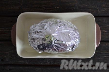Плотно заворачиваем мясо в фольгу, выкладываем в форму для запекания и отправляем в духовку, разогретую до 180 градусов, минут на 15.
