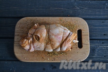 Скручиваем мясо рульки в рулет и обвязываем прочными нитями.
