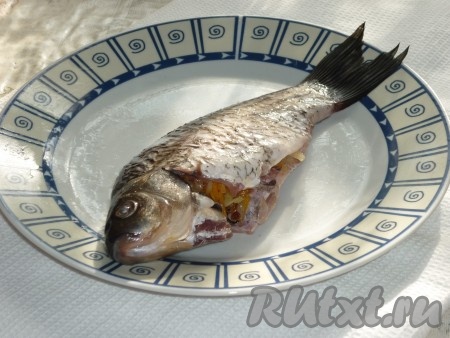 Лук и морковь очистить. Лук нарезать кубиками, морковь натереть на терке и обжарить на растительном масле, помешивая, минут 5 (до мягкости овощей). Дать подготовленным овощам немного остыть и нафаршировать ими брюшки карасей.&nbsp;
