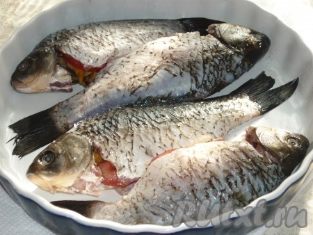 Форму для выпечки&nbsp;смазать подсолнечным маслом или застелить пергаментом, выложить в неё фаршированных карасей. 
