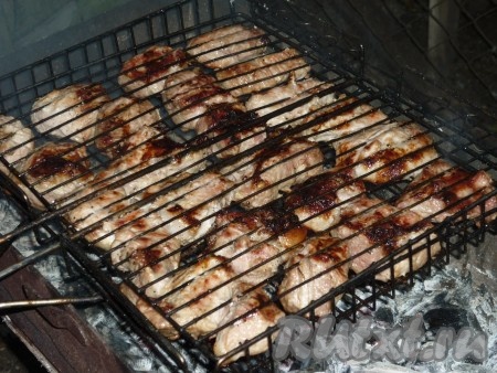 Жарить шашлык на мангале над углями до готовности (то есть пока при прокалывании куска мяса из него не перестанет выделяться кровь), постоянно переворачивая.