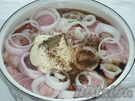 Всыпать соль (много не добавляйте, потому что в дальнейшем будут добавляться соевый соус и майонез, а они сами по себе достаточно соленые), чёрный молотый перец, залить свинину пивом, добавить майонез и соевый соус, перемешать, чтобы мясо было полностью покрыто маринадом. Накрыть кастрюлю крышкой и отправить в холодильник на&nbsp;5 и более часов, можно на ночь.